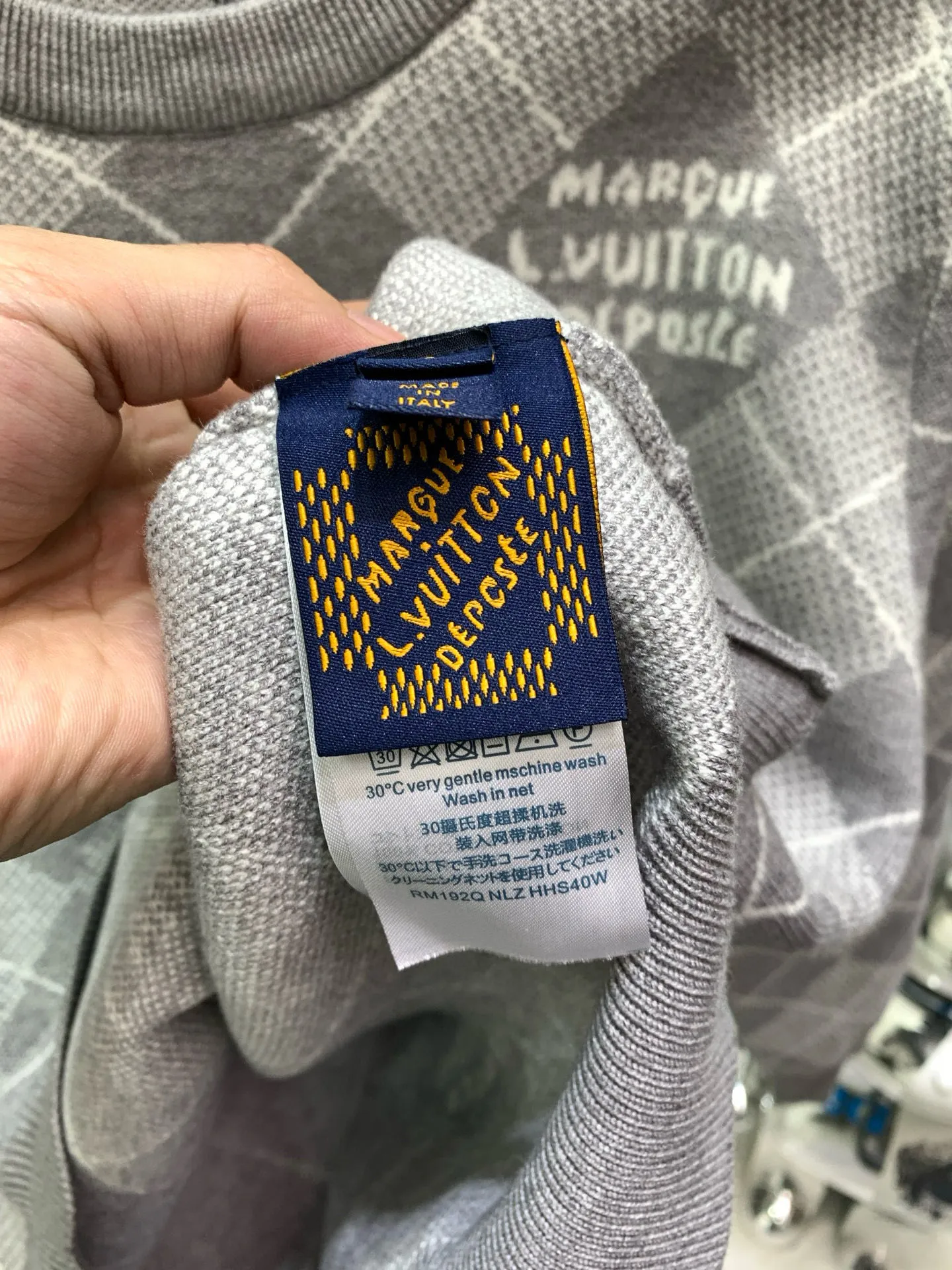 🅿️380 🀄️ Louis Vuitton Louis Vuitton 25*1v diamond plaid cashmere sweater 𝟮5 new autumn and winter products, a must-have~ Love the college style diamond pattern design. Each item is a hot item this year. Made of wool blended fabrics, dyed and custom-woven dyed yarn, multi-sand mouth intarsia technology, Japan Shima Seiki 36 yarn mouth intarsia machine, reverse thread machine knotting Then it is trimmed by hand. It will never come off. It uses half more material than the vest style. The dropped shoulder design adds a lot of relaxation. It will definitely kill all the same type of diamond sweaters~